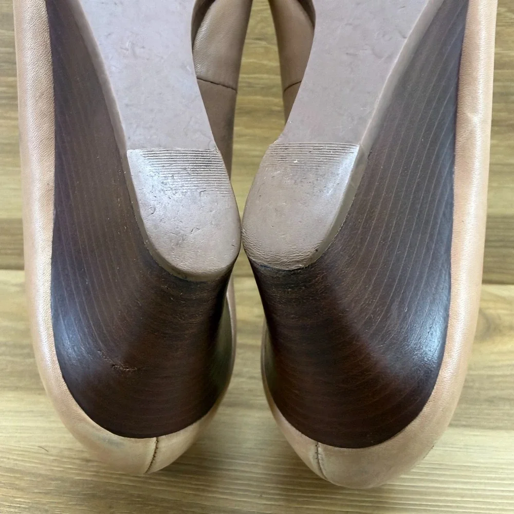Tory Burch Lowell Wedge Pumps 7.5 M Camel Tan Leather Dress Office Gold Logo